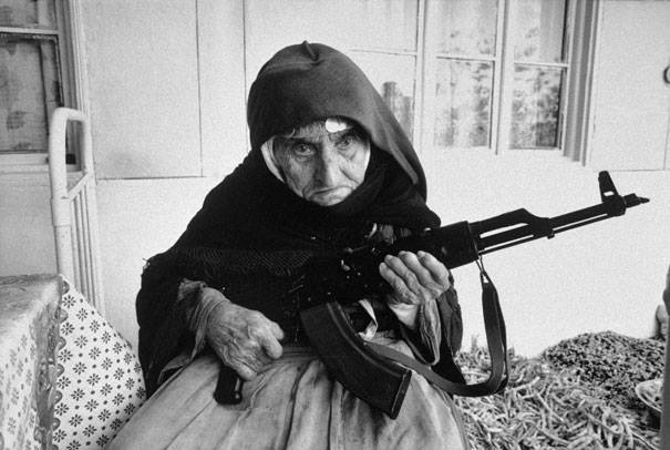 anciana armenia pistola guerra