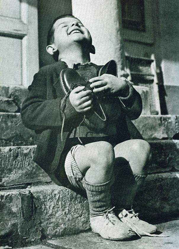 niño austriaco zapatos Segunda Guerra Mundial